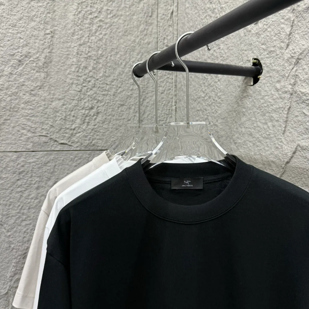 ARC'TERYX* * 2025 New Arrival Classic logo T Same Style ：Black White Size： S （90-130 ） M （120-150 ） L （140-165 ） XL （160-180 ） XXL （180 ）